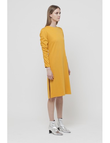 Dress with curl on the sleeves and side slits