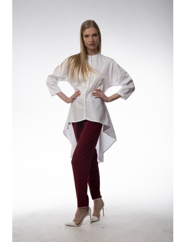 White long maxi shirt. Shorter in front and longer behind. Popeline.